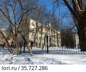 Четырёхэтажное кирпичное здание. Построено в 1953 году. Управление федеральной почтовой связи Московской области. 12-я Парковая улица, 4. Район Восточное Измайлово. Город Москва (2021 год). Стоковое фото, фотограф lana1501 / Фотобанк Лори