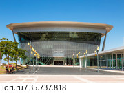 The modern building of the performing arts center in Ashdod. Israel (2017 год). Редакционное фото, фотограф Наталья Волкова / Фотобанк Лори