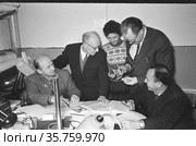 Первая защита кандидатской диссертации в ЯФСОАН Бобровым Анатолием Кузьмичом. Офиц. оппонент — доктор геологических наук Сенников Валериан Матвеевич. 25 января 1964. Редакционное фото, фотограф Варфоломей Тетерин / Фотобанк Лори