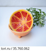 Ceramic cup in the form of half a grapefruit (2021 год). Редакционное фото, фотограф Эльвира Рахманова / Фотобанк Лори