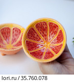 Ceramic cup in the form of half a grapefruit (2021 год). Редакционное фото, фотограф Эльвира Рахманова / Фотобанк Лори