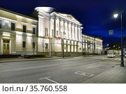 Москва, улица Солянка, дом 14, строение 3 ночью (2021 год). Редакционное фото, фотограф Dmitry29 / Фотобанк Лори