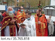 Священник читает молитву. Храм великомученика Дмитрия Солунского в Хорошеве. Москва (2021 год). Редакционное фото, фотограф Сергей Соболев / Фотобанк Лори
