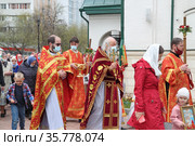 Крестный ход в Светлую неделю. Храм великомученика Дмитрия Солунского в Хорошеве. Москва (2021 год). Редакционное фото, фотограф Сергей Соболев / Фотобанк Лори
