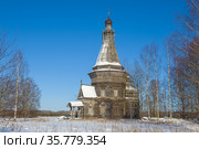 Вид на старинную деревянную Сретено-Михайловскую церковь (1655) февральским солнечным днем. Красная Ляга, Каргопольский район. Арахангельская область, Россия (2021 год). Стоковое фото, фотограф Виктор Карасев / Фотобанк Лори