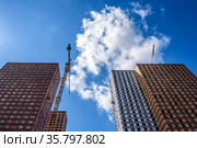 Москва. Строительство многоэтажных современных  жилых домов и офисных зданий в районе станции  метро "Котельники" (2021 год). Редакционное фото, фотограф Владимир Устенко / Фотобанк Лори