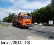 Поливальная машина. Улица Бирюсинка. Район Гольяново. Город Москва (2020 год). Редакционное фото, фотограф lana1501 / Фотобанк Лори