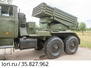 Российская модернизированная реактивная система залпового огня 9К51М «Торнадо-Г» на Международном военно-техническом форуме "Армия-2019", Московская область, полигон Алабино, фрагмент слева. Редакционное фото, фотограф Малышев Андрей / Фотобанк Лори