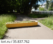 Бетонное заграждение во дворе жилых домов на Амурской улице. Район Гольяново. Город Москва (2020 год). Стоковое фото, фотограф lana1501 / Фотобанк Лори
