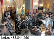 Коломна, литургия в храме семинарии Старо-Голутвином монастыре (2018 год). Редакционное фото, фотограф Дмитрий Неумоин / Фотобанк Лори