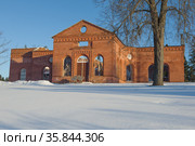 Руины старинной кирхи Яаккимаа, переоборудованные в музей "Город ангелов,  солнечным мартовским утром. Лахденпохья, Карелия (2021 год). Редакционное фото, фотограф Виктор Карасев / Фотобанк Лори