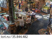 Интерьер кафе в торгово-выставочном центре "Hundertwasser Village". Вена, Австрия (2018 год). Редакционное фото, фотограф Виктор Карасев / Фотобанк Лори