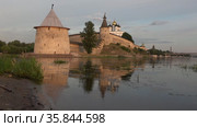 Вид на Псковский кремль июльским вечером. Россия (2020 год). Редакционное видео, видеограф Виктор Карасев / Фотобанк Лори