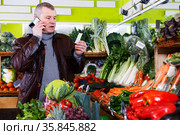 Man specifying shopping list in store. Стоковое фото, фотограф Яков Филимонов / Фотобанк Лори