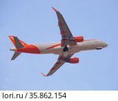 Airline EasyJet plane takes off from the runway at Barcelona El Prat airport. Board number HB-JXR (2020 год). Редакционное фото, фотограф Яков Филимонов / Фотобанк Лори