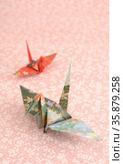 Folded paper crane. Стоковое фото, агентство Ingram Publishing / Фотобанк Лори