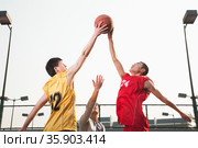 Basketball players fighting for a ball . Стоковое фото, агентство Ingram Publishing / Фотобанк Лори