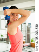 Young women exercising in the gym. Стоковое фото, агентство Ingram Publishing / Фотобанк Лори