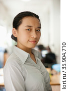 Young woman standing in the office, portrait. Стоковое фото, агентство Ingram Publishing / Фотобанк Лори