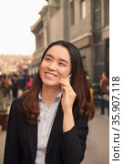 Young business woman on cell phone in Houhai, Beijing, China. Стоковое фото, агентство Ingram Publishing / Фотобанк Лори