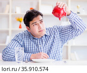 Man running out of money in restaurant and using savings from pi. Стоковое фото, фотограф Elnur / Фотобанк Лори