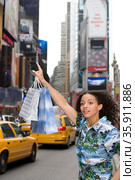 Woman hailing yellow taxi cab. Стоковое фото, фотограф Shannon Fagan / Ingram Publishing / Фотобанк Лори