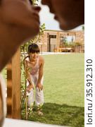 Girl seeing parents kissing. Стоковое фото, фотограф Shannon Fagan / Ingram Publishing / Фотобанк Лори
