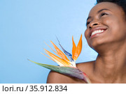 Woman holding bird of paradise flower. Стоковое фото, фотограф Shannon Fagan / Ingram Publishing / Фотобанк Лори
