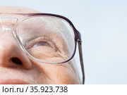 Senior man looking up. Стоковое фото, фотограф Shannon Fagan / Ingram Publishing / Фотобанк Лори