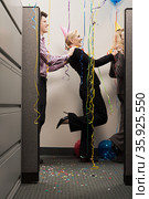 Office workers doing the conga. Стоковое фото, фотограф Shannon Fagan / Ingram Publishing / Фотобанк Лори