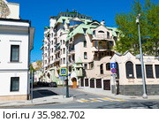 Сеченовский переулок, 2. Весенний солнечный день. Москва (2021 год). Редакционное фото, фотограф E. O. / Фотобанк Лори