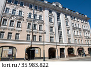 Улица Остоженка, дом 8. Москва. Россия (2021 год). Редакционное фото, фотограф E. O. / Фотобанк Лори