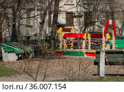 Детская площадка закрытая на карантин (2020 год). Редакционное фото, фотограф Наталия Валерьевна Потапова / Фотобанк Лори