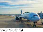 Самолет Boeing 777-300 (А4О-BT) авиакомпании Emirates Airlines на перроне  аэропорта Бандаранайке ранним утром. Коломбо, Шри-Ланка (2020 год). Редакционное фото, фотограф Виктор Карасев / Фотобанк Лори