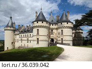Шомон-сюр-Луар (Chateau de Chaumont-sur-Loire), Франция. Вид замка со стороны крепостных ворот (2017 год). Редакционное фото, фотограф Rokhin Valery / Фотобанк Лори