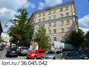 Шестиэтажное административное здание (1940 года постройки). Высшая школа экономики, национальный исследовательский университет (ВШЭ). Хитровский переулок, 2/8, строение 5. Басманный район. Город Москва (2019 год). Редакционное фото, фотограф lana1501 / Фотобанк Лори