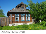 Тутаев, Ярославская область, Россия. Деревянный деревенский дом с резными наличниками (2021 год). Редакционное фото, фотограф Natalia Sidorova / Фотобанк Лори