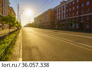 Безлюдный пустынный центральный проспект города Петрозаводска ранним утром летом на восходе солнце (2021 год). Редакционное фото, фотограф Sergei Gorin / Фотобанк Лори
