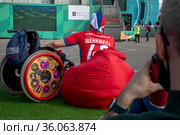 Российский футбольный болельщик на территории фан-зоны у стадиона "Лужники" смотрит трансляцию футбольного  матча чемпионата Европы по футболу Евро-2020 (2021 год). Редакционное фото, фотограф Николай Винокуров / Фотобанк Лори