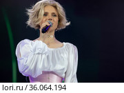 Певица Ирина Тонева во время выступления группы "Фабрика" в гала-концерте исполнителей в городе Москве, Россия (2021 год). Редакционное фото, фотограф Николай Винокуров / Фотобанк Лори