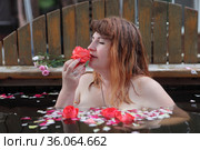 Женщина принимает лечебные процедуры в фито-купели. Стоковое фото, фотограф Марина Володько / Фотобанк Лори