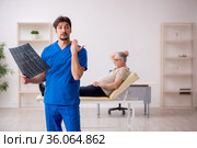 Old male patient visting young male doctor radilogist. Стоковое фото, фотограф Elnur / Фотобанк Лори