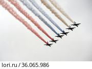 Группа штурмовиков Су-25 "Грач" дымят цветами российского флага в небе над Красной площадью во время парада, посвященного 76-летию Победы в Великой Отечественной войне (2021 год). Редакционное фото, фотограф Free Wind / Фотобанк Лори