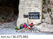 Мемориальные таблички в память о погибшей съемочной группе Бодрова и артистах конного театра "Нарты" у входа в старый туннель. Кармадонское ущелье. Северная Осетия. Россия (2021 год). Редакционное фото, фотограф Сергей Афанасьев / Фотобанк Лори
