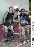 Балашиха маляры красящие многоэтажный дом (2004 год). Редакционное фото, фотограф Дмитрий Неумоин / Фотобанк Лори