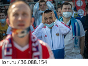 Российские футбольные болельщики смотрят игру сборной России по футболу на территории фан-зоны на стадионе "Лужники" во время трансляции матча чемпионата Европы по футболу Евро-2020 между командами России и Финляндии в городе Москве (2021 год). Редакционное фото, фотограф Николай Винокуров / Фотобанк Лори