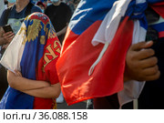 Российские футбольные болельщики смотрят игру сборной России по футболу на территории фан-зоны на стадионе "Лужники" во время трансляции матча чемпионата Европы по футболу Евро-2020 между командами России и Финляндии в городе Москве (2021 год). Редакционное фото, фотограф Николай Винокуров / Фотобанк Лори