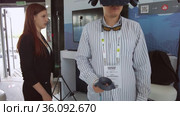Man experiencing VR device during exhibition (2021 год). Редакционное видео, видеограф Антон Гвоздиков / Фотобанк Лори