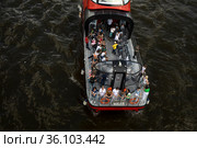 Люди путешествуют на московском речном трамвае в центре города Москвы, Россия (2021 год). Редакционное фото, фотограф Николай Винокуров / Фотобанк Лори