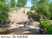 Саблинский водопад на реке Саблинке в Тосненском районе Ленинградской области (2021 год). Стоковое фото, фотограф Румянцева Наталия / Фотобанк Лори